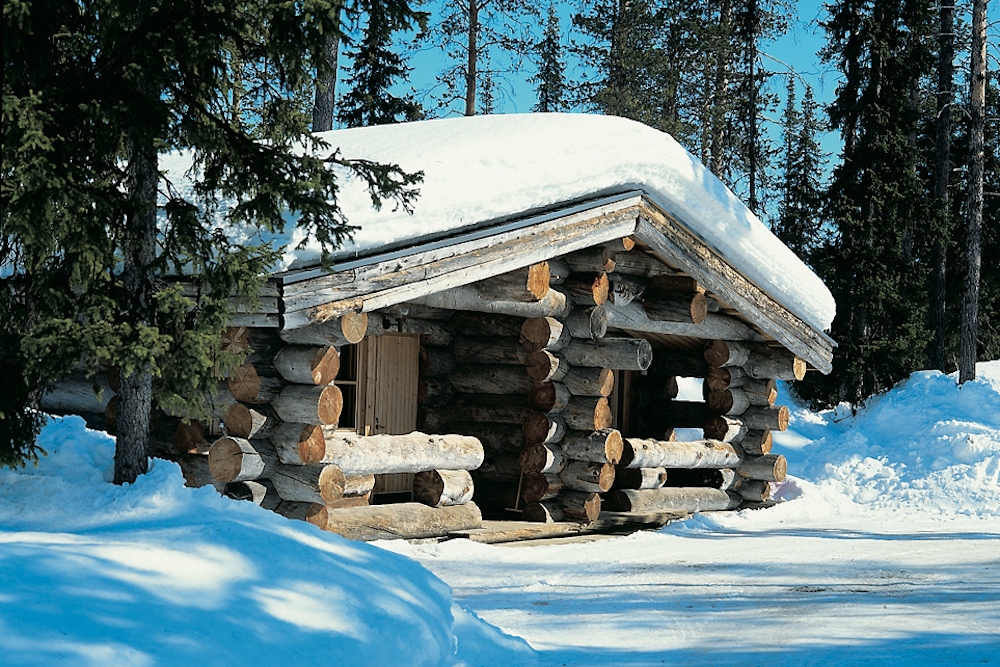 Kurzreise nach Ylläs Verschneite Hütte in Finnland