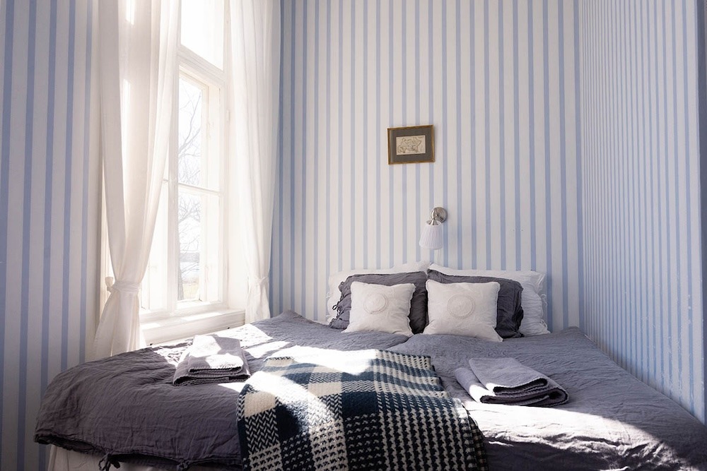 Cozy-bed-in-room-Anders-Hotel-Hyppeis