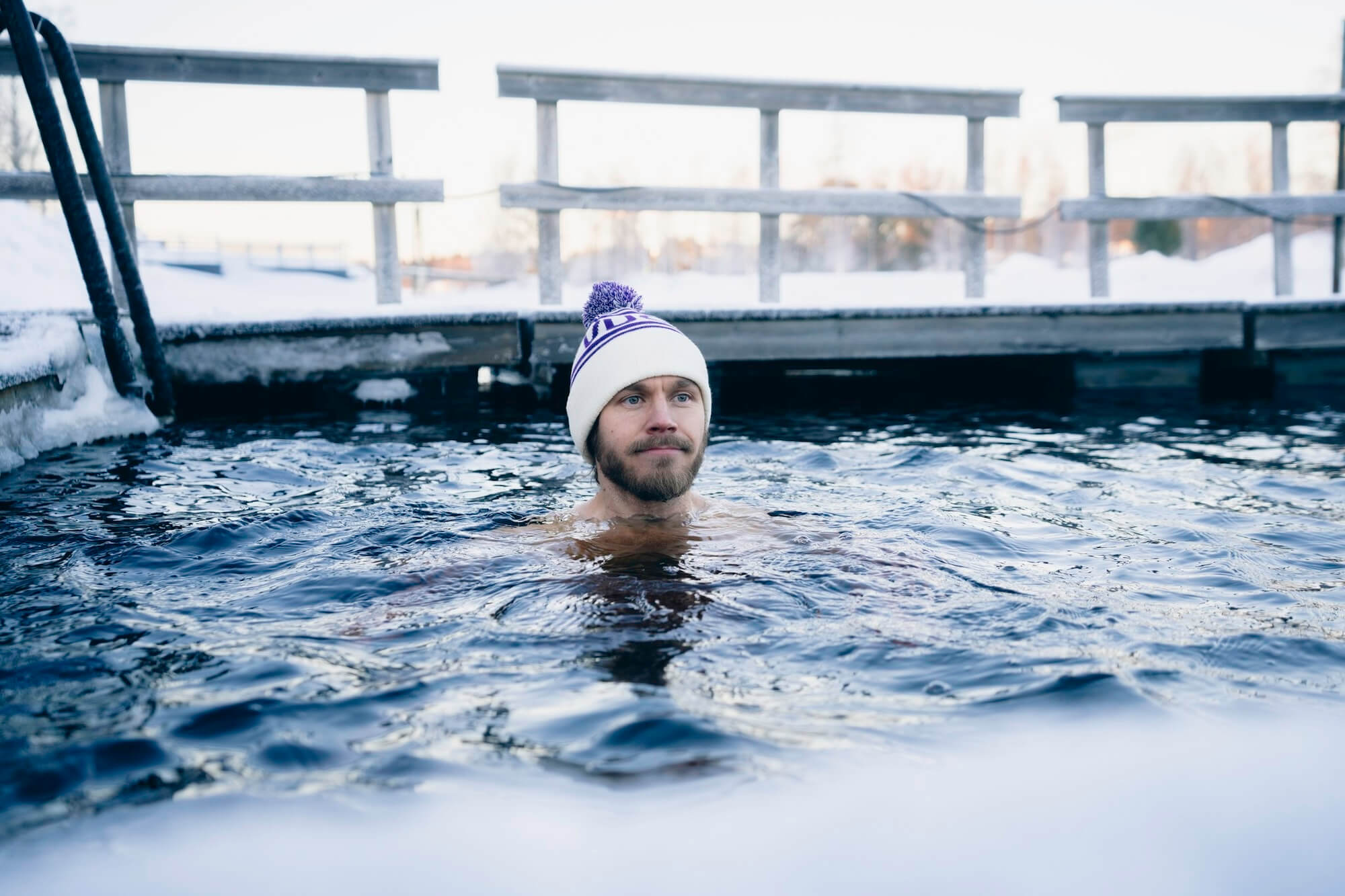 Vuokatti Winter Eisschwimmen im Wasser